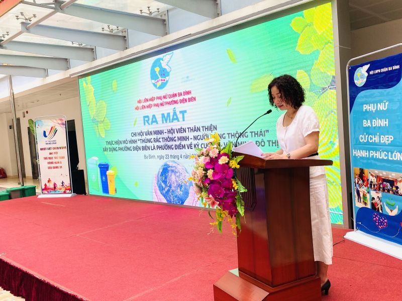 Đồng chí Đinh Thị Phương Liên, Quận ủy viên, Chủ tịch Hội LHPN quận Ba Đình đã ghi nhận, biểu dương Hội LHPN phường Điện Biên đã đi đầu thực hiện nhiệm vụ xây dựng điểm  