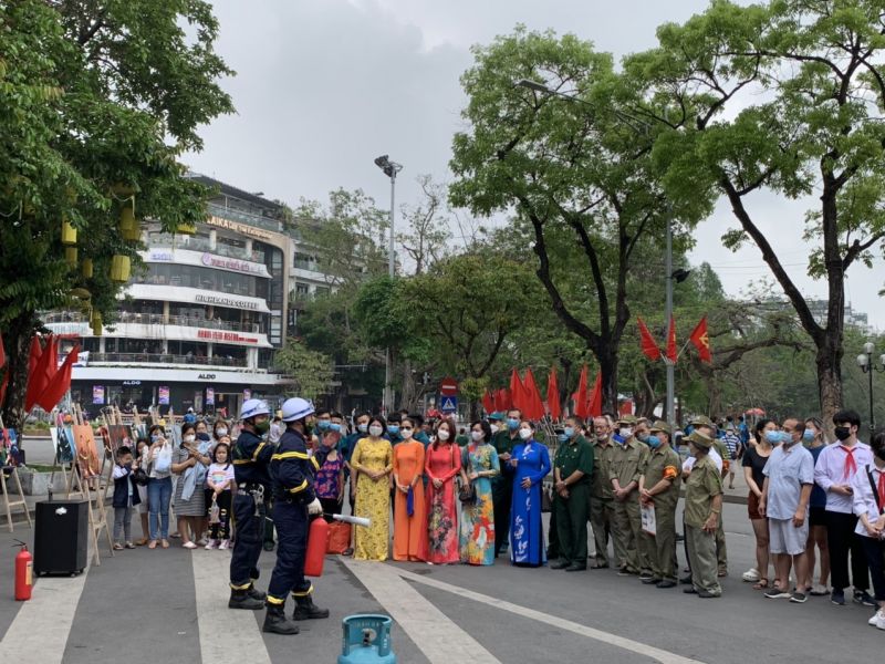 Cảnh sát PCCC hướng dẫn người dân sử dụng bình chữa cháy, mặt nạ phòng độc