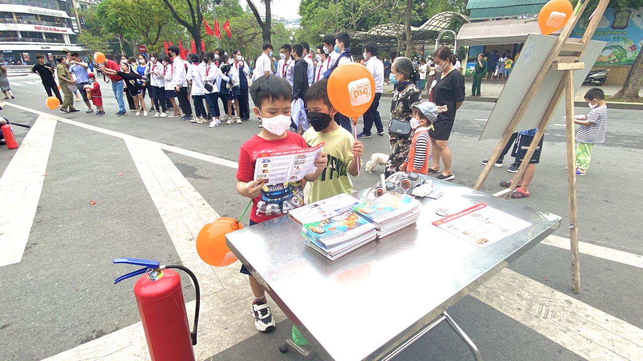 Hà Nội: Tuyên truyền về PCCC&CNCH tại không gian đi bộ Hồ Hoàn Kiếm năm 2022 - ảnh 5