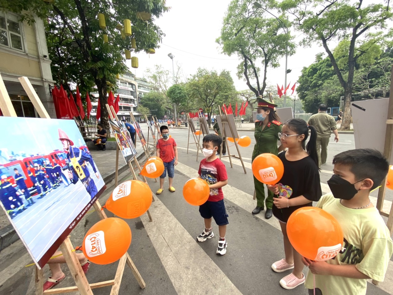 Hà Nội: Tuyên truyền về PCCC&CNCH tại không gian đi bộ Hồ Hoàn Kiếm năm 2022 - ảnh 4
