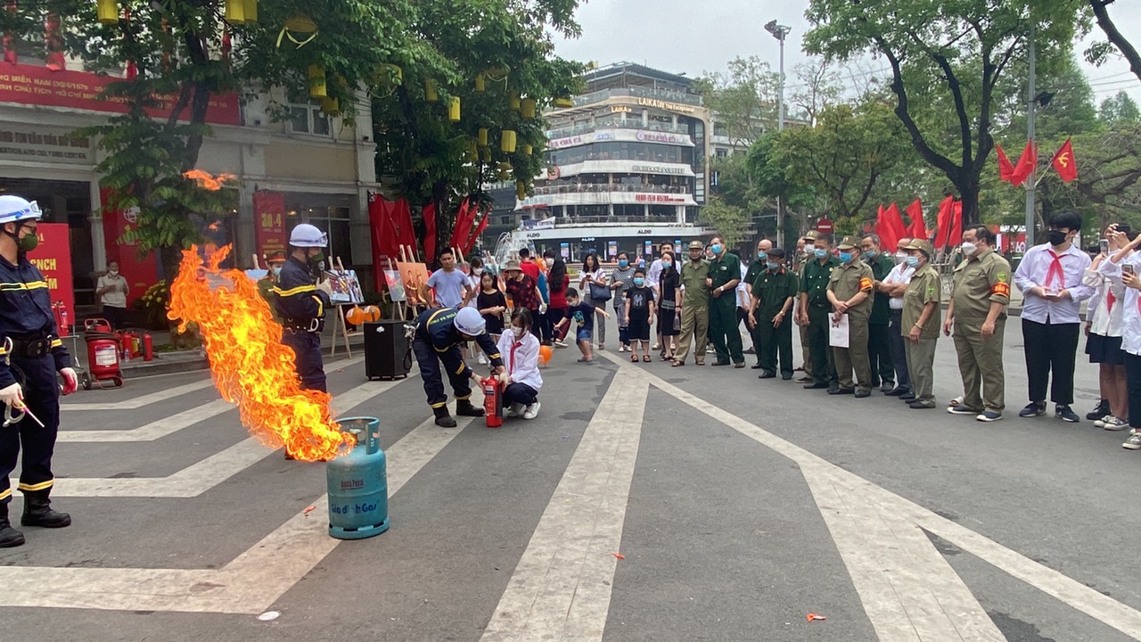 Các em học sinh thực hành sử dụng bình chữa cháy