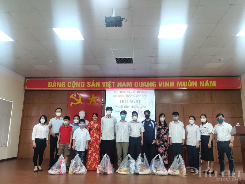 Các phần quà tuy không lớn nhưng có giá trị tinh thần giúp các em biết vượt khó vươn  lên trong cuộc sống Các phần quà tuy không lớn nhưng có giá trị tinh thần giúp các em biết vượt khó vươn  lên trong cuộc sống