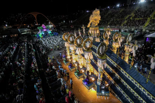 Màn trình diễn hoàn tráng của đội diễu hành Paraiso do Tuiuti trong lễ hội hóa trang Carnival tại Sambadrome Marquês de Sapucaí ở Rio de Janeiro, Brazil.