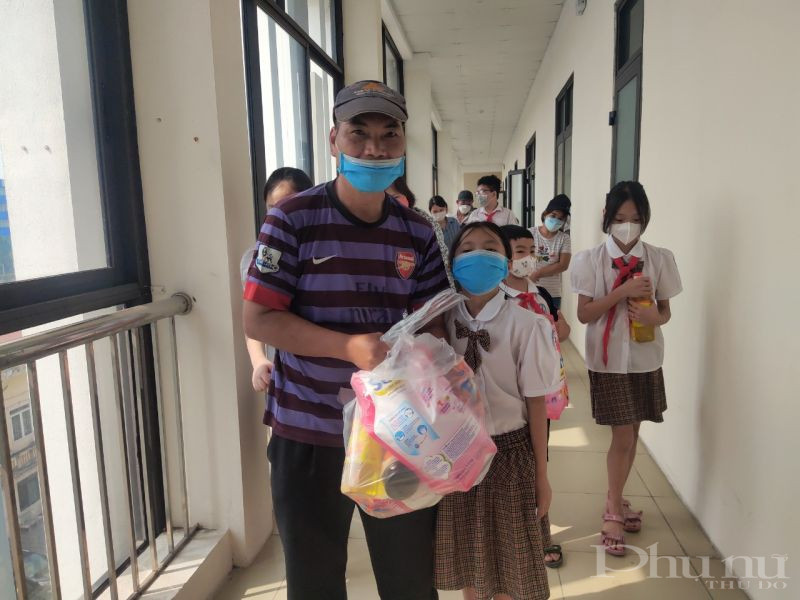 Các em được bố hoặc mẹ đưa tới nhận quà của Hội PN và các nhà hảo tâm trao tặng vô cùng xúc động Các em được bố hoặc mẹ đưa tới nhận quà của Hội PN và các nhà hảo tâm trao tặng vô cùng xúc động