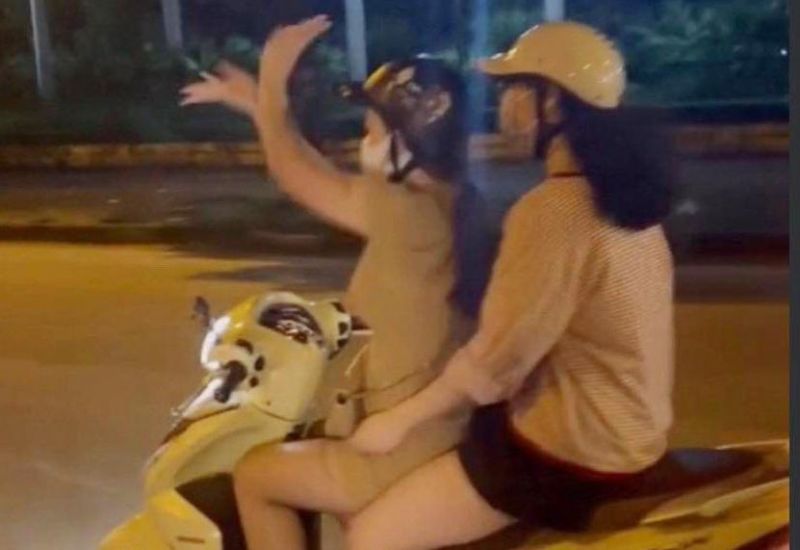 Chị H thả hai tay khi đang lái xe