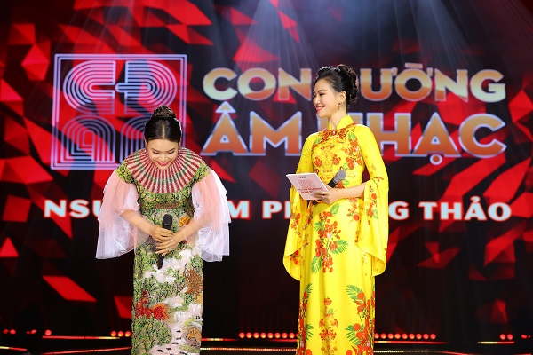 Phạm Phương Thảo hạnh phúc khi khán giả đã đến với mình kín khán phòng. Cô cùng MC Mỹ Vân có những phút trải lòng về cuộc đời, sự nghiệp.