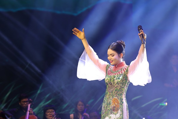 Phạm Phương Thảo thể hiện 