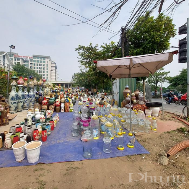 Lấn chiếm đất để bán hàng.