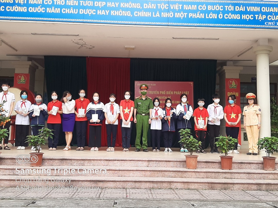 Trao tặng sổ tay An toàn giao thông cho giáo viên và học sinh trường THCS Liên Mạc