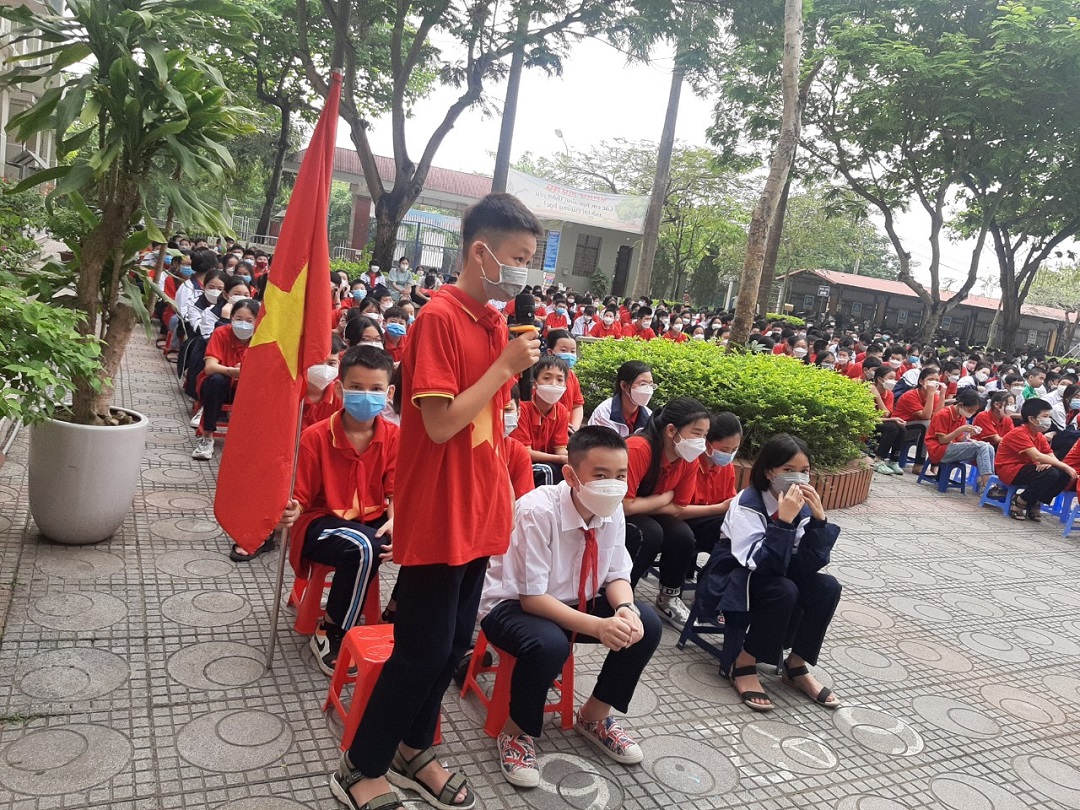 Các em học sinh trường THCS Liên Mạc hào hứng tham gia trả lời câu hỏi trong buổi tuyên truyền giao thông