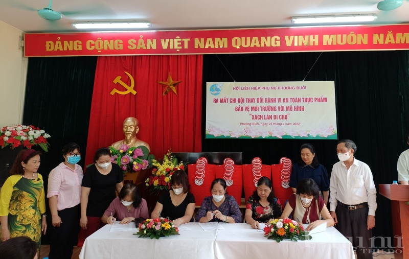 Các hội viên chi hội phụ nữ ký cam kết trong thực hiện hành vi an toàn thực phẩm.