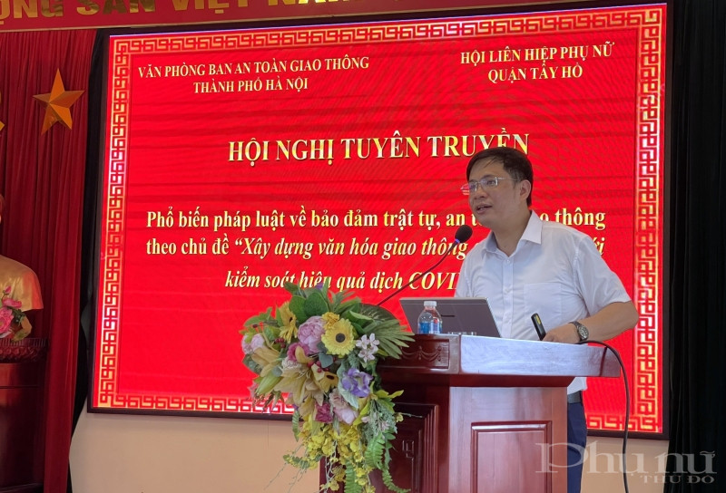 ThS. Tạ Đức Giang - Phó Chánh văn phòng Ban an toàn giao thông thành phố trao đổi tại buổi tuyên truyền. ThS. Tạ Đức Giang - Phó Chánh văn phòng Ban an toàn giao thông thành phố trao đổi tại buổi tuyên truyền.