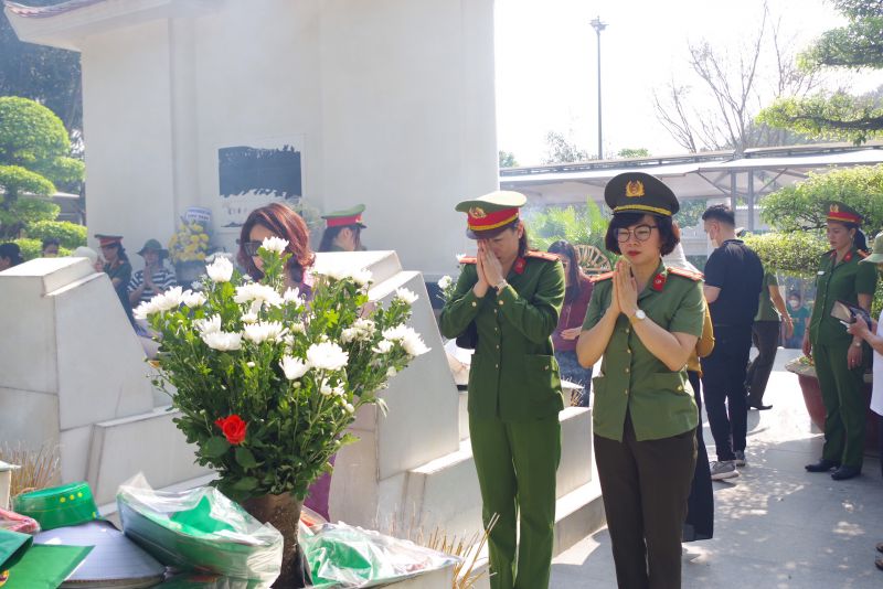 Đại diện Hội LHPN Cụm thi đua số 8 dâng hương tại di tích Đại diện Hội LHPN Cụm thi đua số 8 dâng hương tại di tích