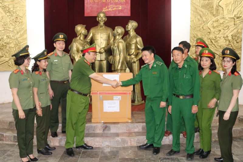 Món quà ý nghĩa Hội LHPN Cụm thi đua số 8 trao tặng Ban Quản lý di tích Món quà ý nghĩa Hội LHPN Cụm thi đua số 8 trao tặng Ban Quản lý di tích