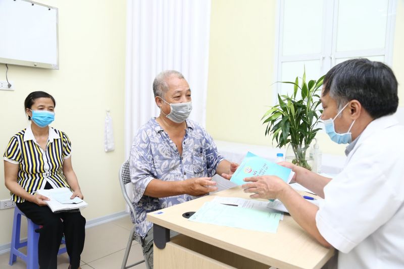 T.S Bs Đỗ Tuấn Anh thăm khám cho người bệnh 	Ảnh: BVCC