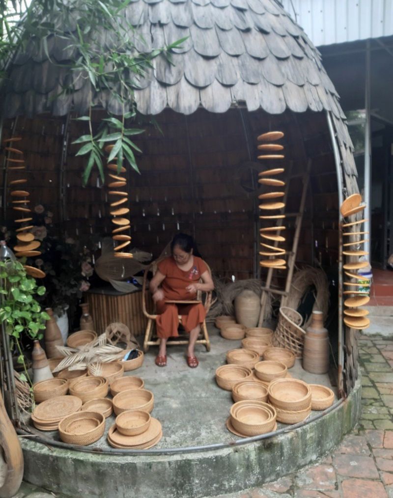 Các cơ sở sản xuất tại làng nghề Phú Vinh, huyện Chương Mỹ không ngừng đổi mới mẫu mã sản phẩm, mở rộng thị trường 	Ảnh: PV