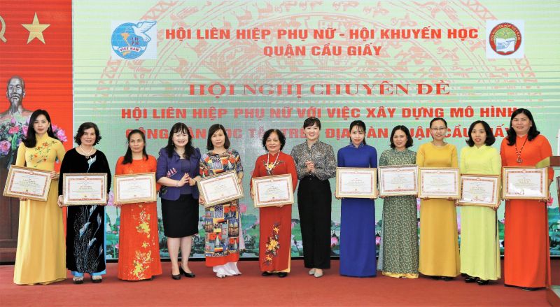 Các đồng chí lãnh đạo Hội Khuyến học TP và Ban Tuyên giáo Hội LHPN trao khen thưởng cho cá nhân có thành tích trong công tác khuyến học, xây dựng xã hội học tập đa năng giai đoạn 2019-2022