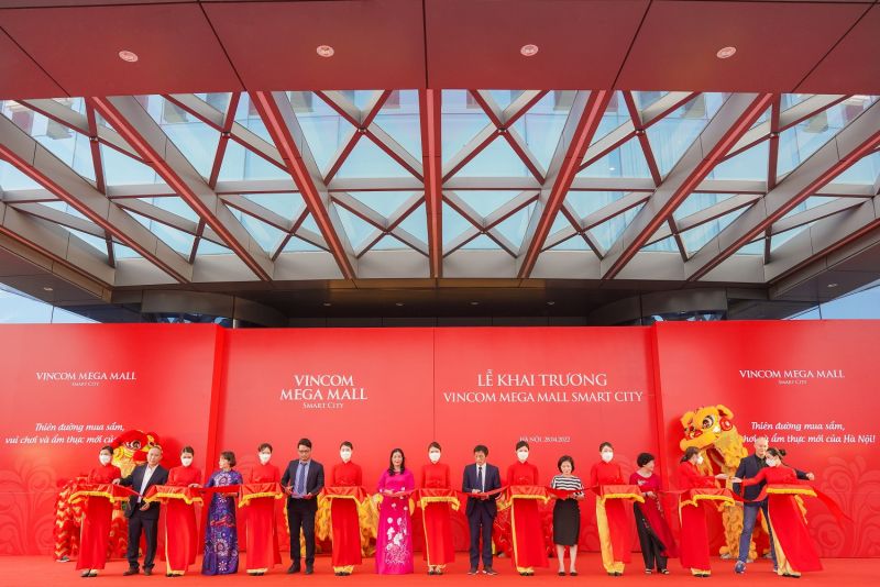 Các đồng chí lãnh đạo Sở Công Thương TP Hà Nội, quận Nam Từ Liêm, công ty CP Vincom Retail cắt băng khánh thành TTTM 