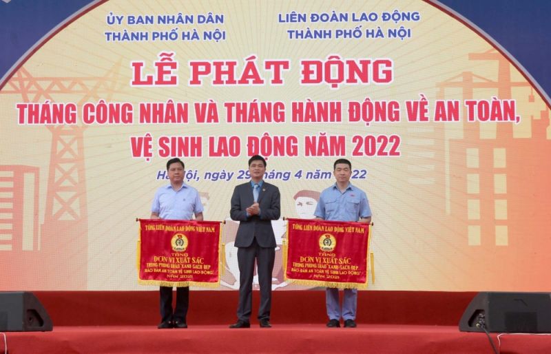 Ph&oacute; Chủ tịch Tổng Li&ecirc;n đo&agrave;n Lao động Việt Nam Ngọ Duy Hiểu tặng Cờ thi đua xuất sắc cho 2 tập thể