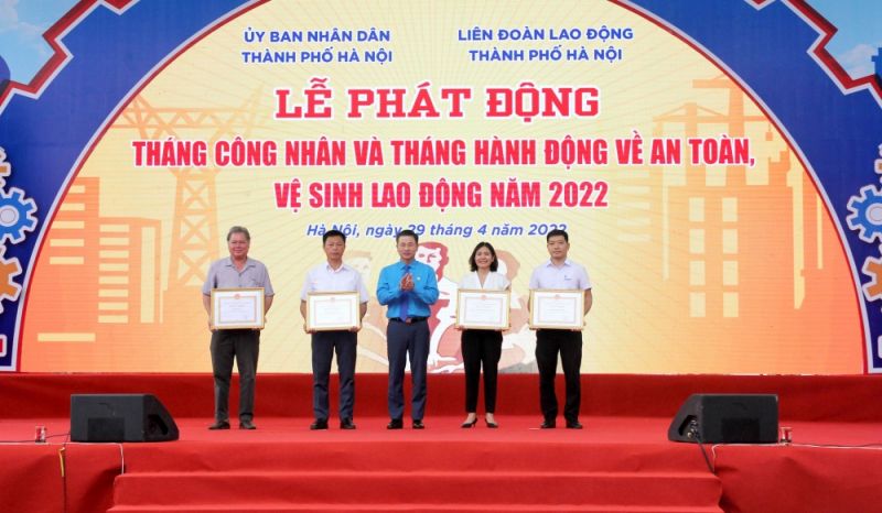 Chủ tịch Li&ecirc;n đo&agrave;n Lao động TP H&agrave; Nội Nguyễn Phi Thường tặng  Bằng khen của UBND TP cho c&aacute;c tập thể