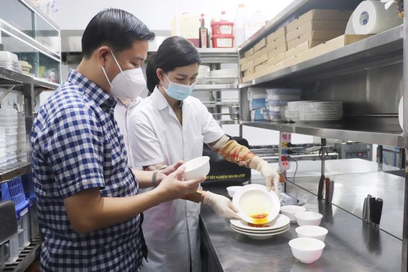 Đoàn kiểm tra xét nghiệm nhanh với bát đĩa Đoàn kiểm tra xét nghiệm nhanh với bát đĩa