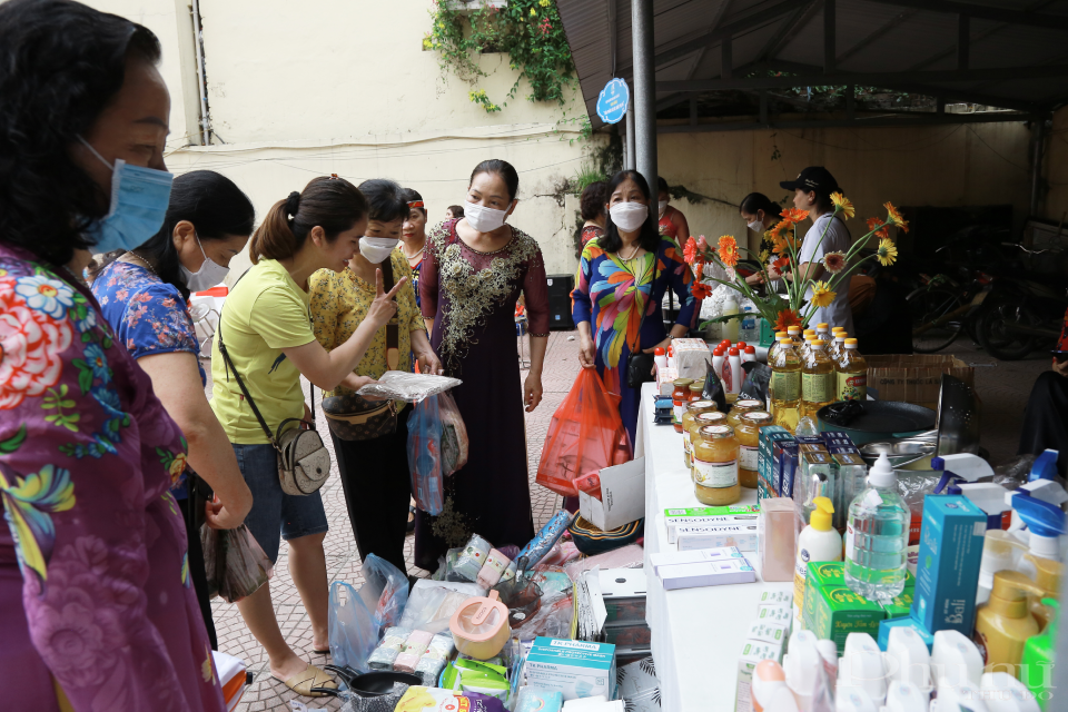 Bên cạnh đó, nhiều gian hàng trưng bày các sản phẩm tiêu biểu trong những lĩnh vực sản xuất kinh doanh, nghề truyền thống của hội viên phụ nữ trên địa bàn cũng thu hút nhiều khách tham quan mua sắm.