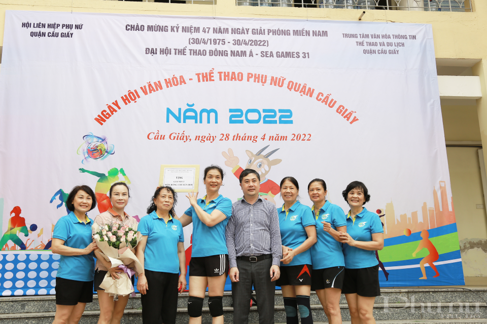 Cũng trong lễ khai mạc đã diễn ra hoạt động trao giải cho các Hội LHPN cơ sở có thành tích trong các hoạt động thể thao của phụ nữ trên địa bàn. Trong ảnh là