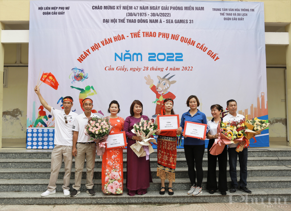 Đồng chí Nguyễn Kim Lê - Chủ tịch Hội LHPN quận Cầu Giấy trao giải Nhì môn dân vũ cho đại diện Hội LHPN các phường Trung Hoà, Yên Hoà, Nghĩa Tân.