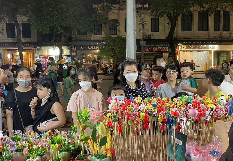 Lễ hội Qu&agrave; tặng Du lịch H&agrave; Nội năm 2022 l&agrave; sự kiện du lịch lớn, diễn ra trong 3 ng&agrave;y (từ ng&agrave;y 29/4 - 1/5/2022) với nhiều hoạt động phong ph&uacute;, hấp dẫn như: hoạt động của c&aacute;c doanh nghiệp du lịch, lưu tr&uacute;, lữ h&agrave;nh, c&aacute;c h&atilde;ng h&agrave;ng kh&ocirc;ng v&agrave; h&agrave;ng ng&agrave;n sản phẩm qu&agrave; tặng được trưng b&agrave;y, giới thiệu tại c&aacute;c gian h&agrave;ng của Lễ hội...