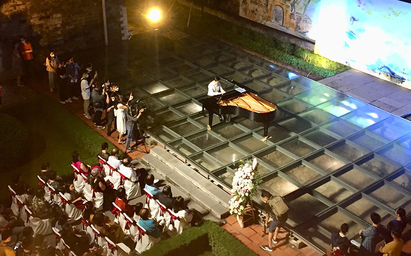 Hai nghệ sỹ piano Lưu Hồng Quang và Lưu Đức Anh biểu diễn tại khu vực sân khấu Hai nghệ sỹ piano Lưu Hồng Quang và Lưu Đức Anh biểu diễn tại khu vực sân khấu