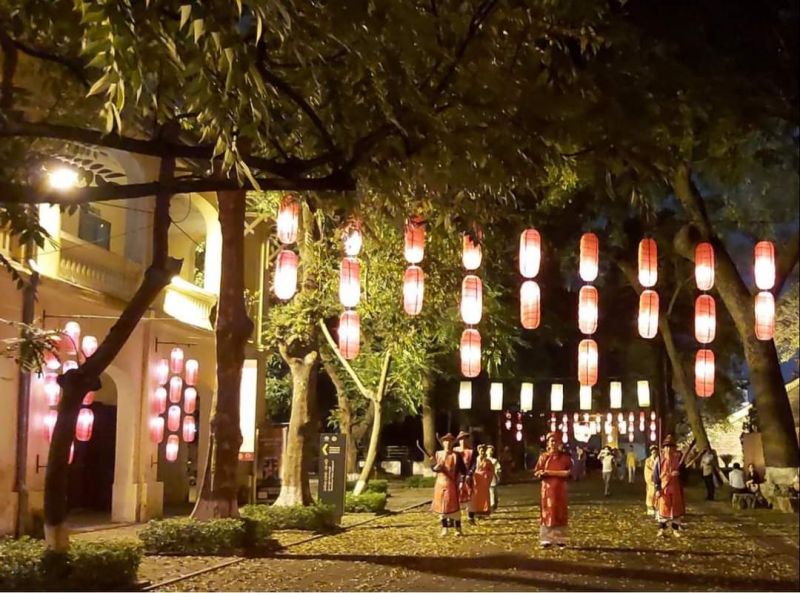 Trải nghiệm tour đêm, du khách được giao lưu với những cung nữ, lính canh trong trang phục xưa, thưởng thức trà sen, mứt sen cung đình Trải nghiệm tour đêm, du khách được giao lưu với những cung nữ, lính canh trong trang phục xưa, thưởng thức trà sen, mứt sen cung đình