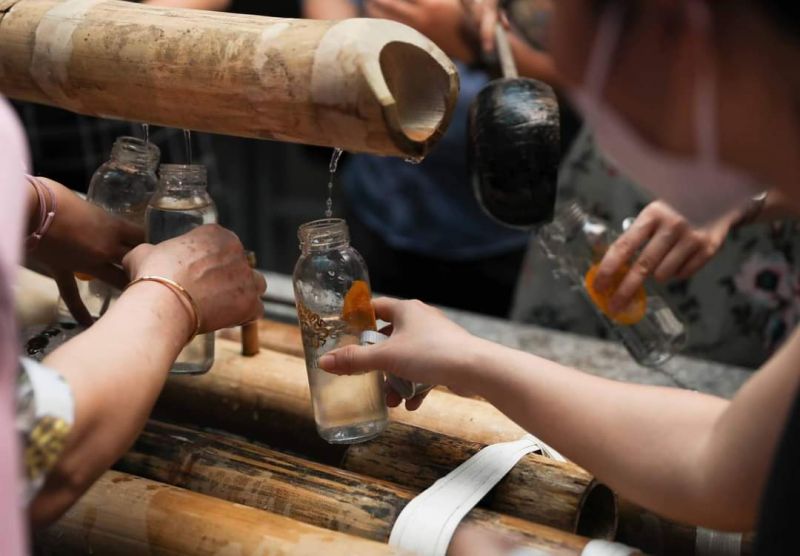 Du khách lấy nước từ giếng nước thời Trần (thế kỷ 13 - 14) từng là dòng nước phục vụ vua chúa. Những chai nước giếng vua này chính là món quà ý nghĩa sau tour giải mã Hoàng thành Thăng Long Du khách lấy nước từ giếng nước thời Trần (thế kỷ 13 - 14) từng là dòng nước phục vụ vua chúa. Những chai nước giếng vua này chính là món quà ý nghĩa sau tour giải mã Hoàng thành Thăng Long