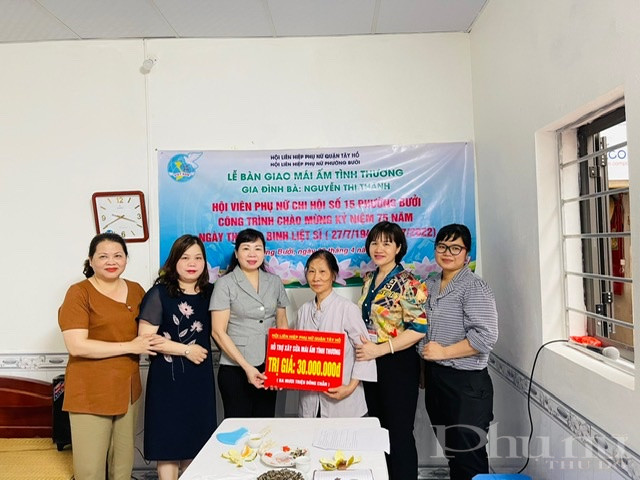 Hội LHPN các cấp quận Tây Hồ tặng quà cho bà Thành. Hội LHPN các cấp quận Tây Hồ tặng quà cho bà Thành.