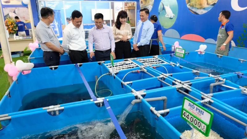 Đại diện Sở NN&PTNT H&agrave; Nội, Li&ecirc;n minh Hợp t&aacute;c x&atilde; Việt Nam tham dự lễ khai trương Chợ C&aacute; Việt.