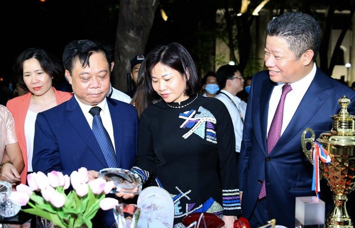 Phó Bí thư Thường trực Thành ủy Hà Nội Nguyễn Thị Tuyến cùng các đồng chí lãnh đạo tham quan gian trưng bày sản phẩm quà tặng, Ảnh P.T Phó Bí thư Thường trực Thành ủy Hà Nội Nguyễn Thị Tuyến cùng các đồng chí lãnh đạo tham quan gian trưng bày sản phẩm quà tặng, Ảnh P.T