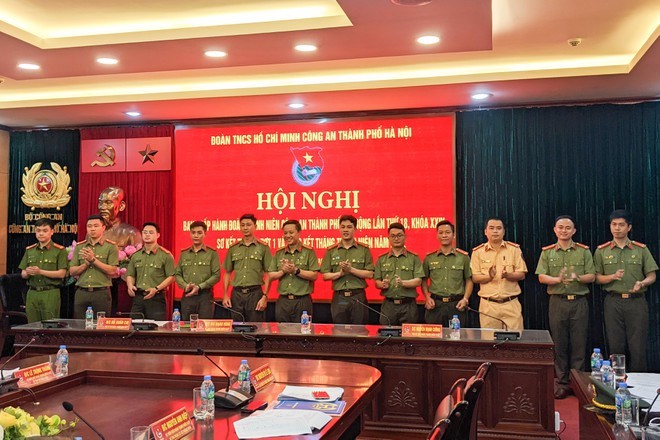 Trao Huy hiệu Tuổi trẻ Công an Thủ đô tặng các đồng chí Bí thư Đoàn cấp cơ sở mới được bầu Trao Huy hiệu Tuổi trẻ Công an Thủ đô tặng các đồng chí Bí thư Đoàn cấp cơ sở mới được bầu