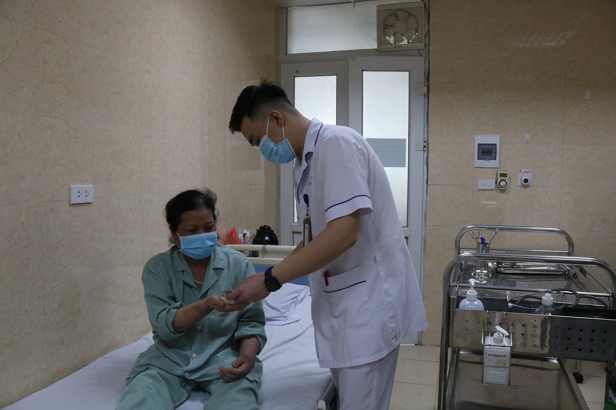 Bác sĩ kiểm tra sức khoẻ cho bệnh nhân Bác sĩ kiểm tra sức khoẻ cho bệnh nhân