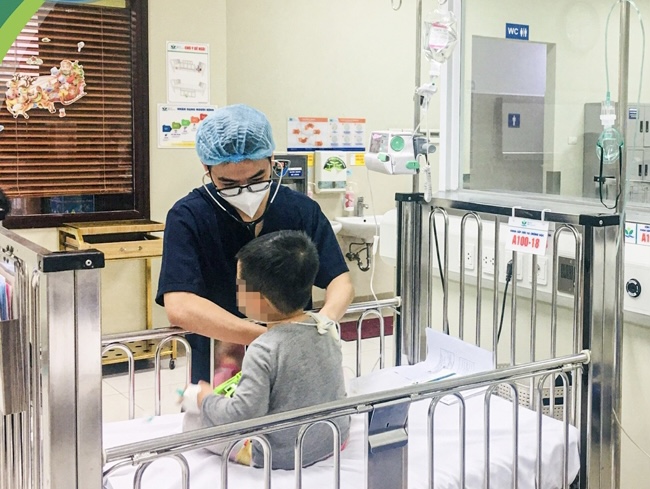 Sức khoẻ của bé ổn định sau khi được cấp cứu tại Khoa Cấp cứu Chống độc.