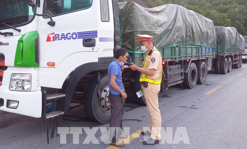 Đo nồng độ cồn trên tuyến quốc lộ 12A và huyện Minh Hóa, tỉnh Quảng Bình. Ảnh: Đức Thọ/TTXVN