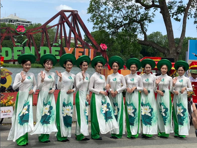Nhiều hoạt động truyền thống, trong đó có biểu diễn áo dài diễn ra trên phố đi bộ hồ Gươm.