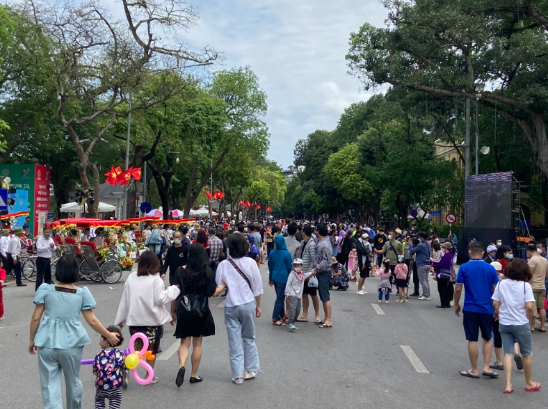 rong tiết trời mát mẻ, phố đi bộ hồ Gươm đón một lượng lớn khách trong và ngoài nước đến tham quan, du lịch.