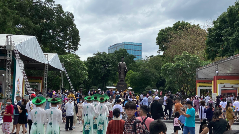 Xung quanh phố đi bộ hồ Gươm và khu vực vườn hoa Lý Thái Tổ luôn ken đặc người giữa trưa 1/5.