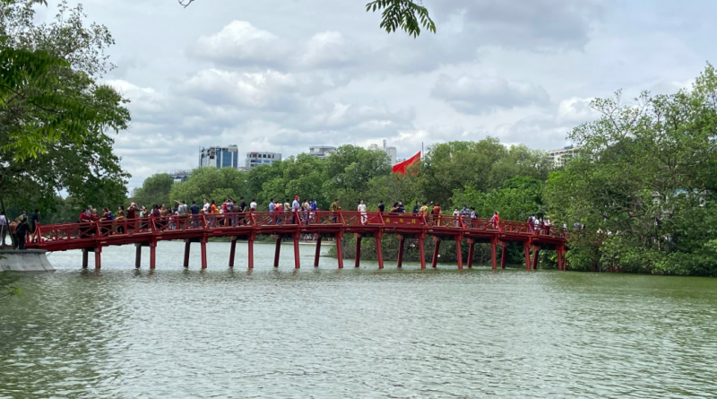 Ngày nghỉ lễ 1/5 cũng là ngày mồng 1 đầu tháng, địa điểm cầu Thê Húc, đền Ngọc Sơn nườm nượp người ra vào.