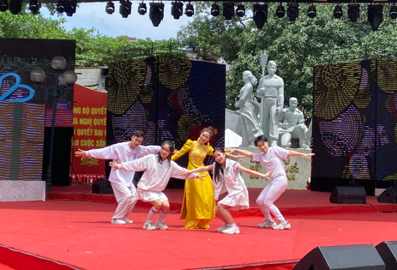 Chương trình ca hát trẻ trung, sôi động kết hợp giữa truyền thống và hiện đại thu hút nhiều người xem.