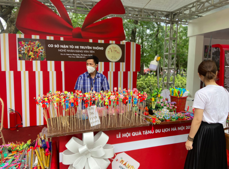 Những gian hàng truyền thống tại lễ hội quà tặng du lịch Hà Nội năm 2022 luôn thu hút thiếu nhi đến tham quan.