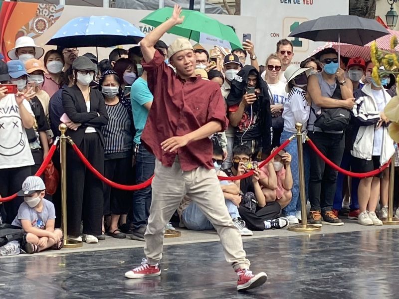 Màn nhảy đường phố luôn thu hút sự quan tâm của du khách.