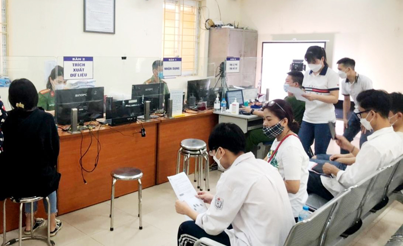 Công an quận Hoàng Mai xác thực mã định danh.