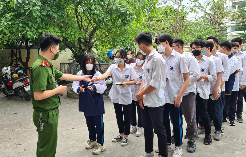 Công an quận Bắc Từ Liêm đón các em học sinh.
