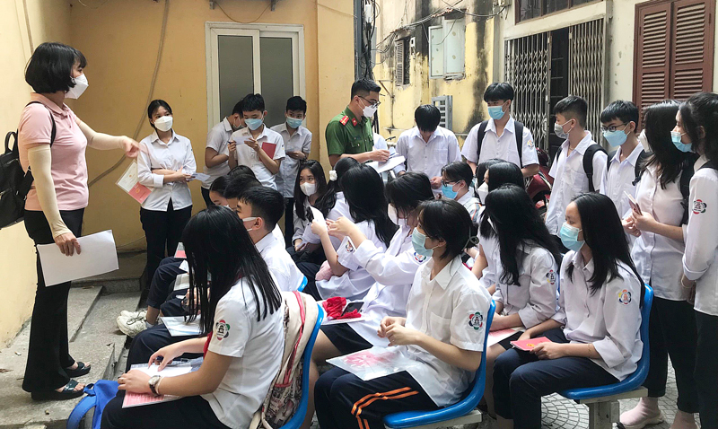 Công an quận Ba Đình đưa các em đến xác thực mã định danh.