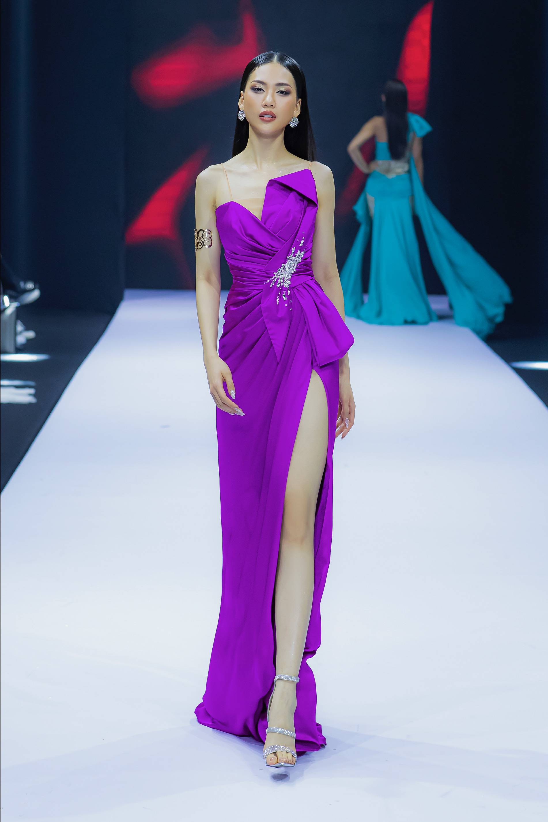 Thí sinh Hoa hậu Hoàn vũ 2022 quyến rũ với "Giai nhân" - ảnh 3